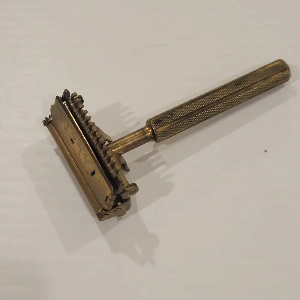 Vintage Valet Autostrop Safety Razor Gold tone. New York, USA